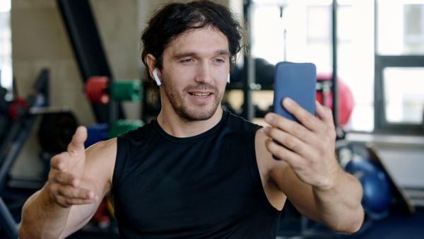 Ein junger Mann filmt sich im Fitnessstudio. Wahlkampfstrategien autoritärer Populisten und Lifestyle-Themen digitaler Subkulturen sind eng miteinander verknüpft. Bild vom 5.12.2023 (IMAGO / Pond5 Images) Ein junger Mann filmt sich im Fitnessstudio. Wahlkampfstrategien autoritärer Populisten und Lifestyle-Themen digitaler Subkulturen sind eng miteinander verknüpft. Bild vom 5.12.2023 (IMAGO / Pond5 Images)