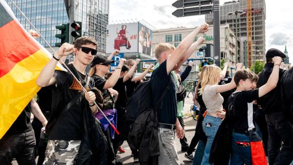 Teilnehmer einer Nazi-Demonstration der so genannten Deutschen Jugend Voran (DJV) in Berlin-Mitte verdecken ihren Hitlergruß nur durch das Schließen der Fäuste, 1.6.2025 (IMAGO / Eventpress / Jeremy Knowles) Teilnehmer einer Nazi-Demonstration der so genannten Deutschen Jugend Voran (DJV) in Berlin-Mitte verdecken ihren Hitlergruß nur durch das Schließen der Fäuste, 1.6.2025 (IMAGO / Eventpress / Jeremy Knowles)