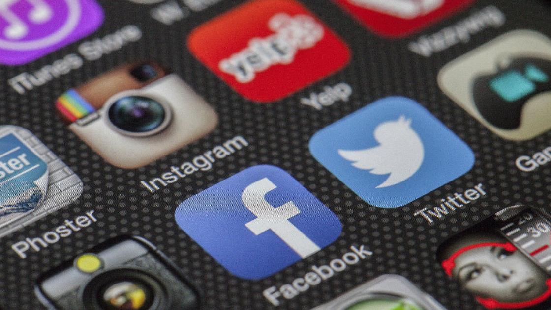 CC0 Creative Commons|https://pixabay.com/de/twitter-facebook-miteinander-292994/ Bildschirm eines Smartphones