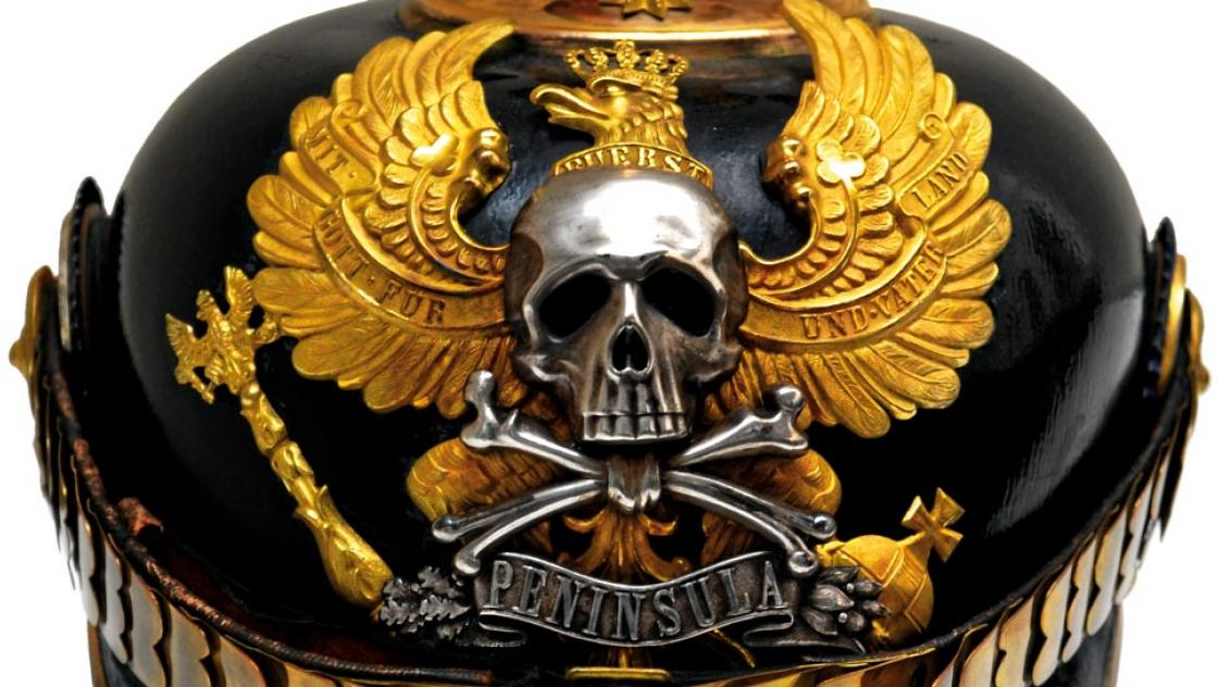 Foto: Brunswyk derivative work: MagentaGreen, 
__BREAK__»Braunschweigisches Husaren-Regiment Nr. 17 Totenkopf Paradehelm Cut out« |www.commons.wikimedia.org/wiki/File:Braunschweigisches_Husaren-Regiment_Nr._17_Totenkopf_Paradehelm_Cut_out.jpg
__BREAK__(CC BY-SA 3.0)|www.creativecommons.org/licenses/by-sa/3.0/legalcode