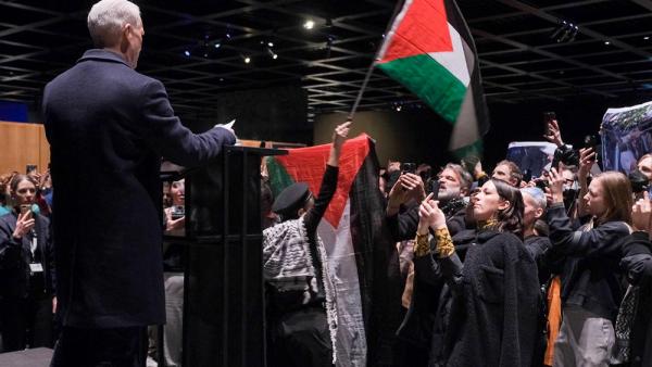 Bei der Ausstellungseröffnung der Fotografin Nan Goldin in Berlin wird Klaus Biesenbach, Direktors der Neuen Nationalgalerie, von Demonstranten konsequent überschrien, 22.11.2024 (IMAGO / Matthias Reichelt) Bei der Ausstellungseröffnung der Fotografin Nan Goldin in Berlin wird Klaus Biesenbach, Direktors der Neuen Nationalgalerie, von Demonstranten konsequent überschrien, 22.11.2024 (IMAGO / Matthias Reichelt)
