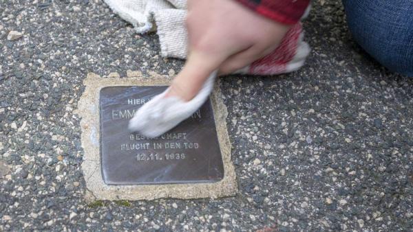 Angriffe, die sich gezielt gegen Gedenkstätten und Denkmäler für die jüdischen Opfer des Nationalsozialismus richten, häufen sich. Es werden etwa Stolpersteine beschmiert oder zerstört (IMAGO / imagebroker)  Angriffe, die sich gezielt gegen Gedenkstätten und Denkmäler für die jüdischen Opfer des Nationalsozialismus richten, häufen sich. Es werden etwa Stolpersteine beschmiert oder zerstört (IMAGO / imagebroker)