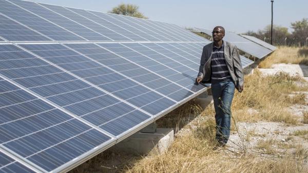 Solaranlage in Namibia. Auch das BMZ engagiert sich für »saubere und sichere Energieversorgung«. Gleichzeitig behindert Deutschland durch die Auslagerung der Folgekosten unseres Produktions- und Konsumniveaus eine nachhaltige Entwicklung in anderen Ländern. (IMAGO / photothek) Solaranlage in Namibia. Auch das BMZ engagiert sich für »saubere und sichere Energieversorgung«. Gleichzeitig behindert Deutschland durch die Auslagerung der Folgekosten unseres Produktions- und Konsumniveaus eine nachhaltige Entwicklung in anderen Ländern. (IMAGO / photothek)