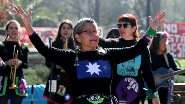 Protest in Santiago für die Aufklärung des Falls Julia Chuñil. Die Umweltschützerin, die sich für die Landrechte der indigenen Mapuche einsetzt, verschwand unter bislang ungeklärten Umständen, 8.6.2025 (IMAGO / Aton Chile) Protest in Santiago für die Aufklärung des Falls Julia Chuñil. Die Umweltschützerin, die sich für die Landrechte der indigenen Mapuche einsetzt, verschwand unter bislang ungeklärten Umständen, 8.6.2025 (IMAGO / Aton Chile)