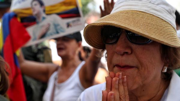 Eine Frau betet während einer Demonstration gegen Gewalt in Cali, 15.6.2025 (IMAGO / Anadolu Agency) Eine Frau betet während einer Demonstration gegen Gewalt in Cali, 15.6.2025 (IMAGO / Anadolu Agency)