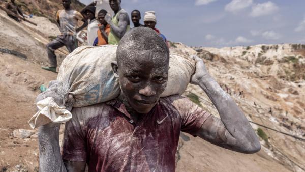 Ein junger Mann in einem der Bergwerke in Rubaya in der Demokratischen Republik Kongo. Hier werden Coltan und Mangan abgebaut. Handys, Computer, Tablets, und Batterien enthalten die kostbaren Materialien, April 2025 (IMAGO / News Licensing / Jack Hill) Ein junger Mann in einem der Bergwerke in Rubaya in der Demokratischen Republik Kongo. Hier werden Coltan und Mangan abgebaut. Handys, Computer, Tablets, und Batterien enthalten die kostbaren Materialien, April 2025 (IMAGO / News Licensing / Jack Hill)