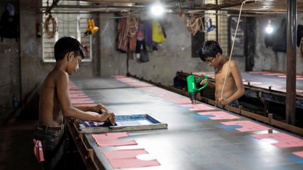 Minderjährige in einer Druckerei für Kleidung in Narayanganj, Bangladesch. Die Lieferkettengesetze sollen dafür sorgen, dass Unternehmen ihre Zulieferer auf menschenrechtliche Risiken hin überprüfen, 19.7.2025 (Ziaul Haque / IMAGO / NurPhoto) Minderjährige in einer Druckerei für Kleidung in Narayanganj, Bangladesch. Die Lieferkettengesetze sollen dafür sorgen, dass Unternehmen ihre Zulieferer auf menschenrechtliche Risiken hin überprüfen, 19.7.2025 (Ziaul Haque / IMAGO / NurPhoto)