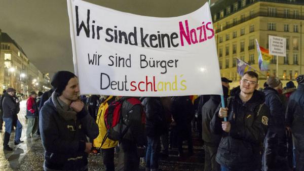 Demonstrierende des Pegida-Ablegers »Bärgida« gehen unter dem Motto »Berliner Patrioten gegen Islamisierung des Abendlandes« auf die Straße, 12.1.2015 (IMAGO / Future Image) Demonstrierende des Pegida-Ablegers »Bärgida« gehen unter dem Motto »Berliner Patrioten gegen Islamisierung des Abendlandes« auf die Straße, 12.1.2015 (IMAGO / Future Image)