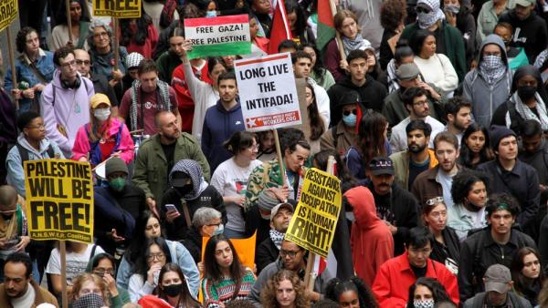 Am 8. Oktober 2023 marschierte die Demo »All Out for Palestine« durch die Straßen von Manhattan. Demonstrierende hielten auch Schilder mit der Aufschrift »Long Live The Intifada« in die Höhe (IMAGO / ZUMA Press Wire) Am 8. Oktober 2023 marschierte die Demo »All Out for Palestine« durch die Straßen von Manhattan. Demonstrierende hielten auch Schilder mit der Aufschrift »Long Live The Intifada« in die Höhe (IMAGO / ZUMA Press Wire)