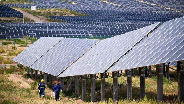 Arbeiter in der chinesischen Kubuqi-Wüste auf einer riesigen Solarfarm, 10.9.2025 (IMAGO / Xinhua) Arbeiter in der chinesischen Kubuqi-Wüste auf einer riesigen Solarfarm, 10.9.2025 (IMAGO / Xinhua)