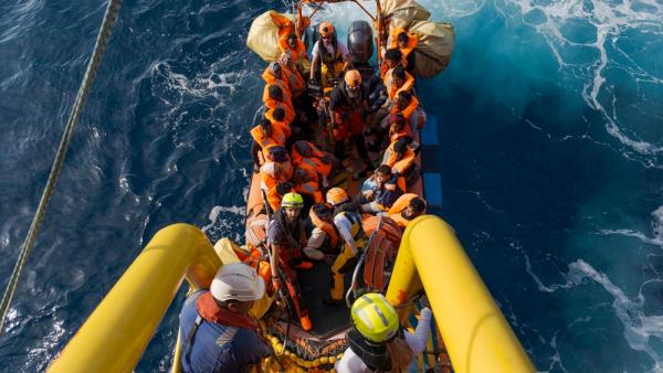 Flüchtende werden von einem Schlauchboot auf die »Ovean Viking« gerettet. Im August 2025 beschoss ein Patrouillenboot der libyschen Küstenwache die das Rettungsschiff, 29.4.2025 (IMAGO / ZUMA Press Wire / Javier Alvarez) Flüchtende werden von einem Schlauchboot auf die »Ovean Viking« gerettet. Im August 2025 beschoss ein Patrouillenboot der libyschen Küstenwache die das Rettungsschiff, 29.4.2025 (IMAGO / ZUMA Press Wire / Javier Alvarez)