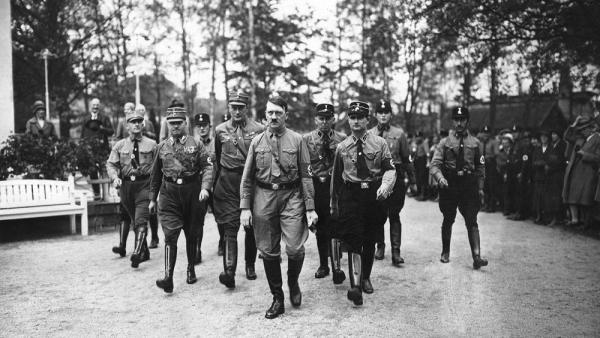 Auf Initiative von Alfred Hugenberg traf sich am 11. Oktober 1931 in Bad Harzburg die »Nationale Opposition« zu einer Großveranstaltung. Hitler machte seinen Willen deutlich, sich in einer breiten Rechtsfront nicht unterzuordnen (IMAGO / TT) Auf Initiative von Alfred Hugenberg traf sich am 11. Oktober 1931 in Bad Harzburg die »Nationale Opposition« zu einer Großveranstaltung. Hitler machte seinen Willen deutlich, sich in einer breiten Rechtsfront nicht unterzuordnen (IMAGO / TT)